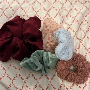 4 Scrunchie set (never worn)